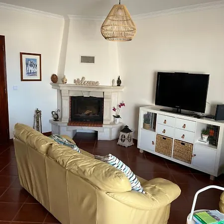 Cozy With Sea View Apartman